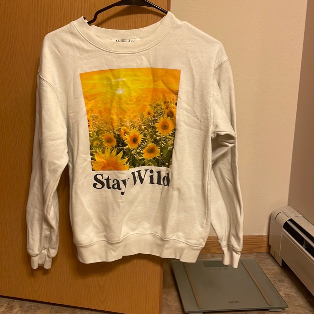 Stay Wild graphic Crew Neck. Size xs.